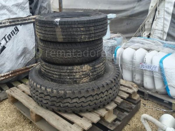 Juego de 4 Llantas con Cubiertas Usadas