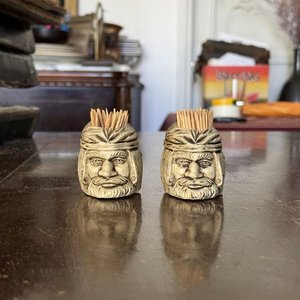 Porta Palillos Escultura Doble Cara con Rostros Tallados - imagen 1