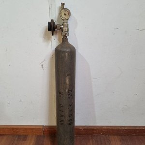 Cilindro de Metal para Oxígeno o CO2 con Manómetro y Regulador - imagen 1