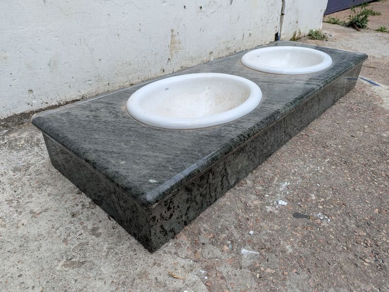 Mesada de baño en granito con doble pileta - imagen 2