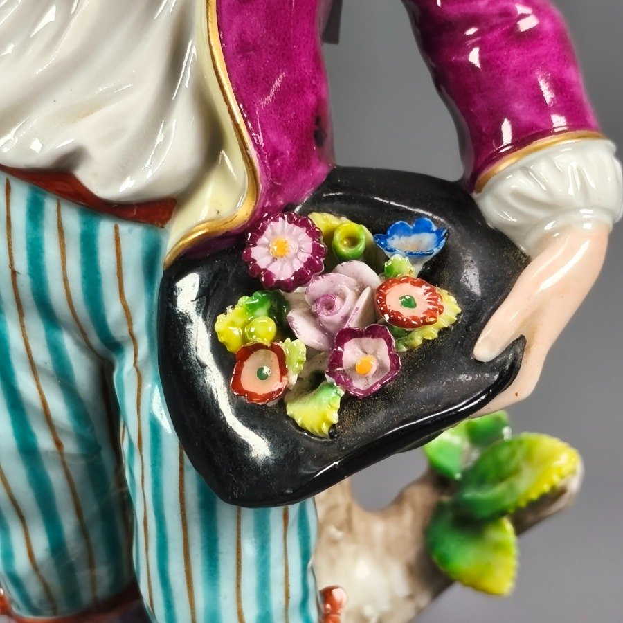 Figura de caballero en porcelana alemana Sitzendorf - imagen 6
