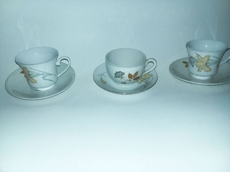Lote siguiente: Conjunto de tazas y platos de porcelana con patrón floral