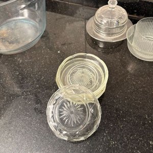 Lote de 11 Artículos de Vidrio: Bowl, Fuente, Azucarero y Pocillos - imagen 6