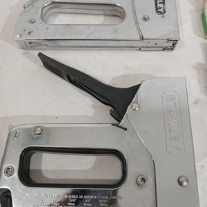Lote de 3 Engrampadoras Stanley con Cajas de Grampas - imagen 2