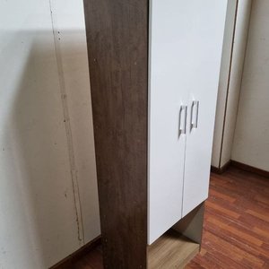 Mueble Blanco y Castaño con Puertas y Estantes - imagen 3
