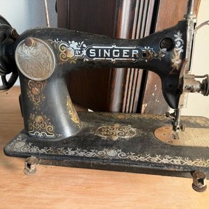 2 Máquinas de Coser Antiguas Singer sobre Mesa de Hierro con Pedal - imagen 8