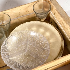 Variedad de Vajilla: Platos, Vasos, Tazas y Tetera Decorativa - imagen 4