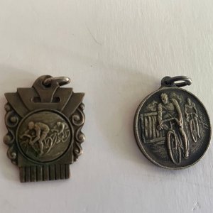 Lote de 2 Medallas de Colección: Turismo Colonia 1950 y Hotel Comercio Nueva Helvecia 1948 - imagen 2