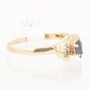 Anillo de Oro 18k con Zafiro Central y Brillantes Laterales - imagen 2