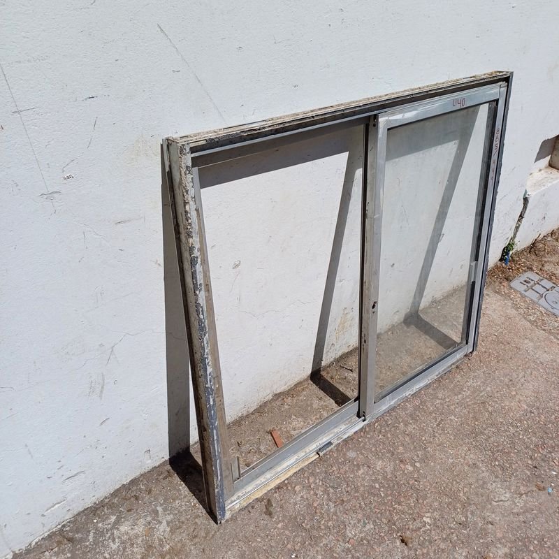 Ventana en carpintería de aluminio con dos hojas corredizas - imagen 3