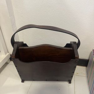 Lote siguiente: Revistero de Cuero y Madera Oscura