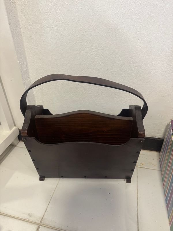 Revistero de Cuero y Madera Oscura
