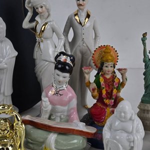 Lote Variado de Figuras Decorativas: Budas, Pareja de Época, Abstracta y Más - imagen 4