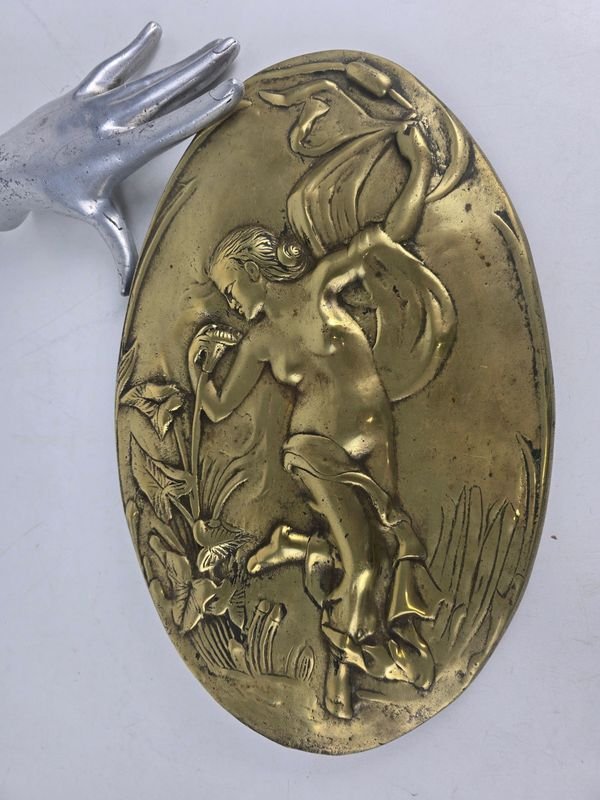 Placa Art Nouveau en Bronce con Figura Femenina y Flora