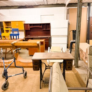 Lote de Muebles y Ayudas de Movilidad: Sillas, Escritorio, Andador y Silla de Ruedas - imagen 2