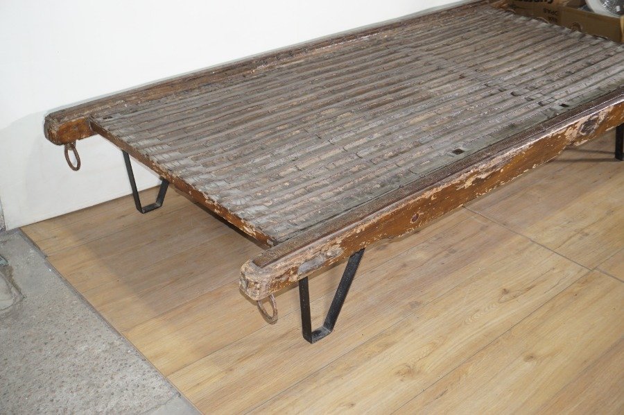 Mesa de madera con estructura metálica y vidrio - imagen 11
