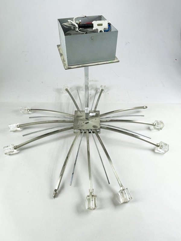 Lote siguiente: Colgante de diseño en metal con luces y defectos