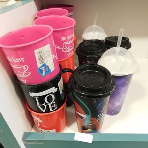 Lote siguiente: Lote de 14 vasos, tazas, y recipientes para bebidas