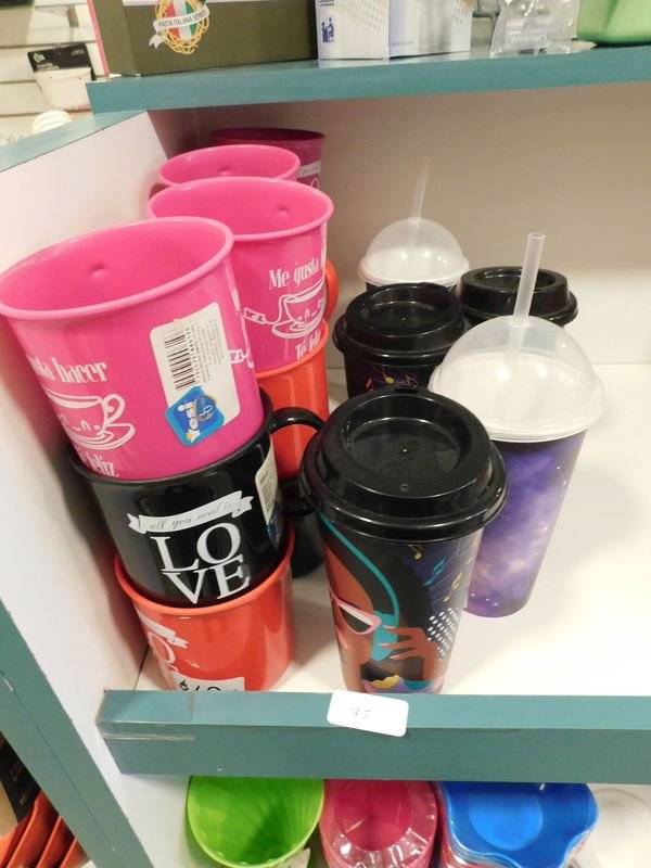 Lote de 14 vasos, tazas, y recipientes para bebidas