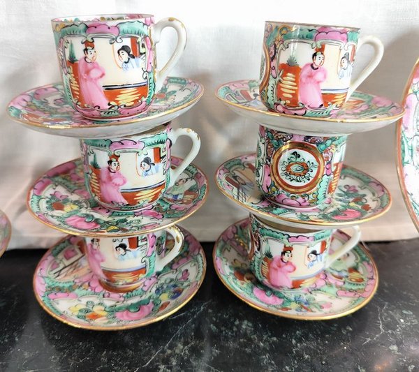 Lote oriental antiguo de porcelana con tacitas, platitos y vaso - imagen 1