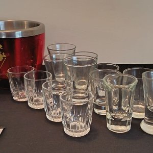 Hielera Roja Johnnie Walker con 22 Vasos de Shot de Vidrio - imagen 8