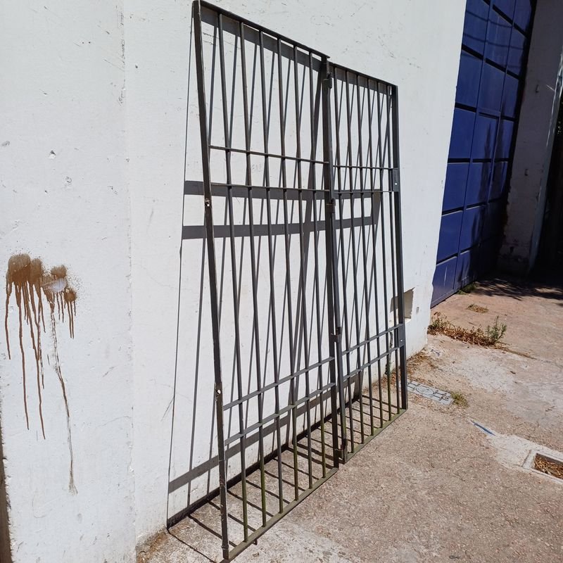 Puerta de metal negro para entrada segura - imagen 7