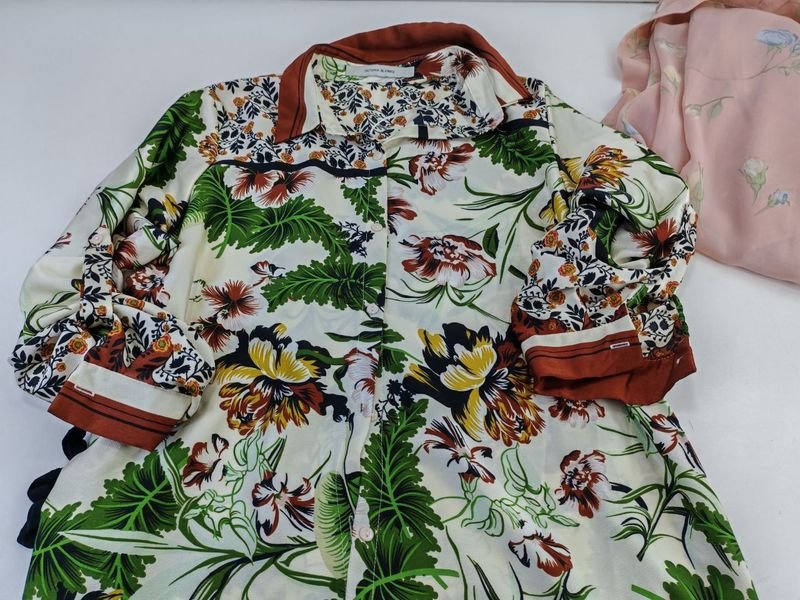 Vestidos y Salto de Cama de Dama en Buen Estado - imagen 5