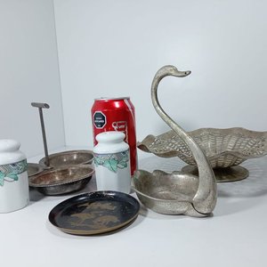 Bandeja Metálica Vintage, Saleros de Cerámica y Recipiente Cisne - imagen 3