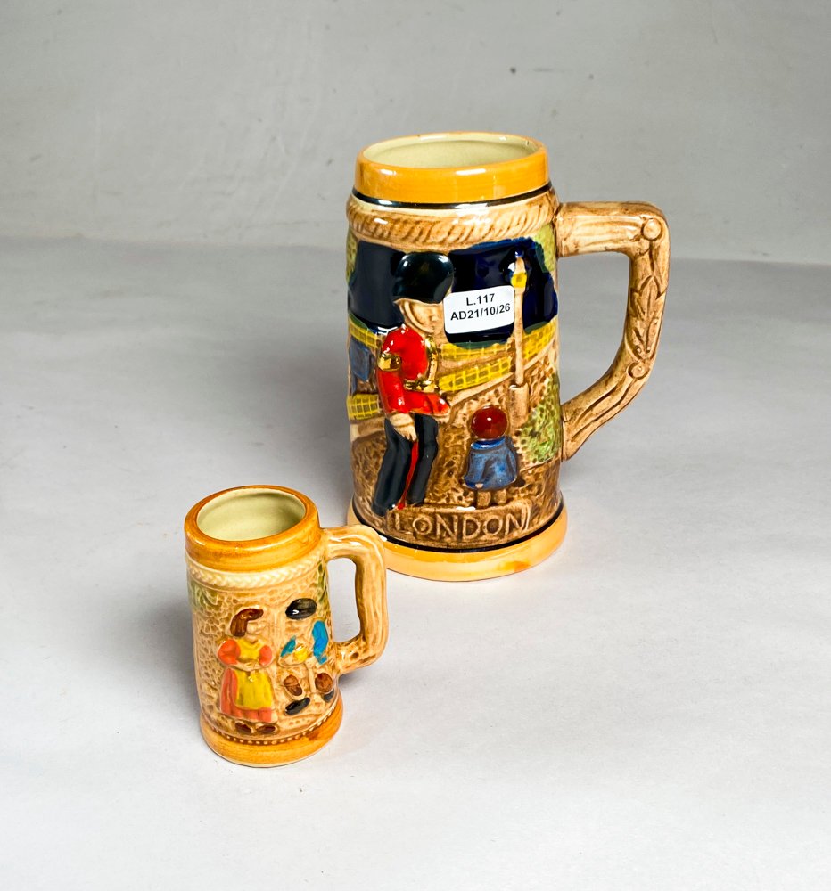 Dos Jarras Cerveceras de Cerámica Japonesa con Escenas de Londres