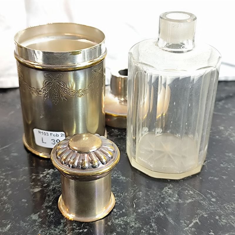 Par de perfumeros antiguos metálicos con detalles en los bordes - imagen 4