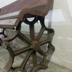 Banco Rústico de Hierro y Madera con Patas Decorativas - imagen 7