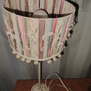 Lote siguiente: Lámpara de mesa antigua con pantalla de cintas florales y pompones