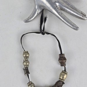 Collar Artesanal con Dijes Metálicos Estilo Criollo - imagen 1