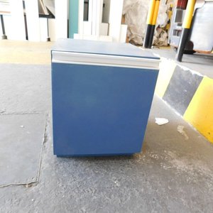 Lote siguiente: Muebles de melamina azul con puerta