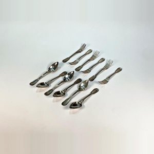 Lote siguiente: Doce Cubiertos Antiguos de Metal con Monogramas: 6 Tenedores y 6 Cucharas Soperas