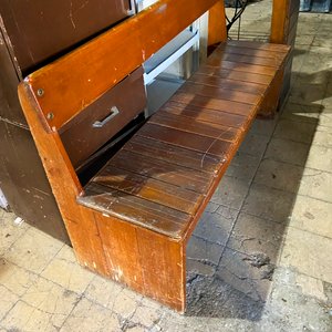 Dos bancos de madera pino nacional, uno con respaldo - imagen 4
