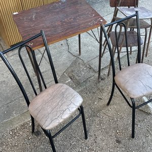 Lote siguiente: Mesa y 5 Sillas Metálicas con Tapizado