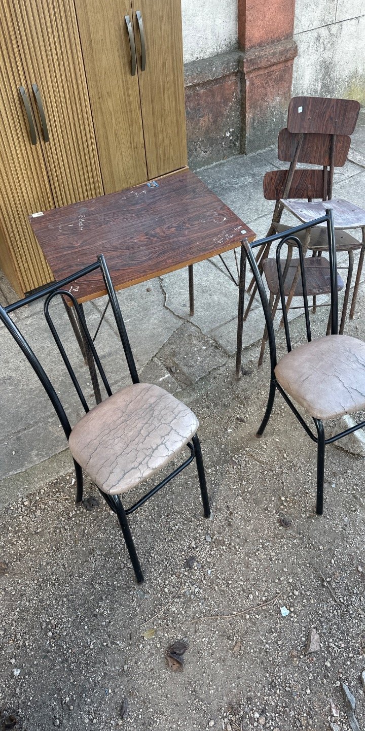 Mesa y 5 Sillas Metálicas con Tapizado