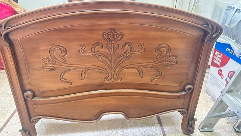 Cama antigua de madera con detalles - imagen 7