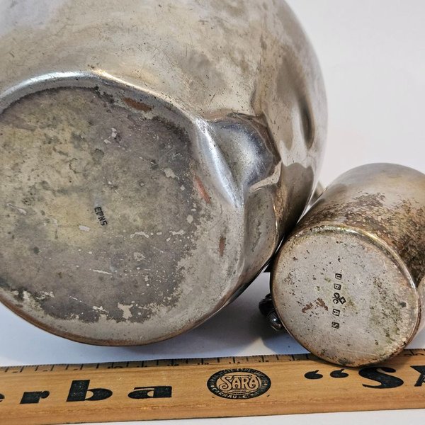 Gran jarra y jarrita de metal en excelente condición - imagen 3