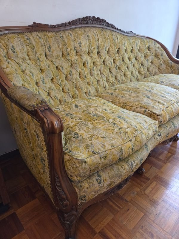 Sillón de estilo Luis XV con respaldo capitoneado y estructura esculturada - imagen 5