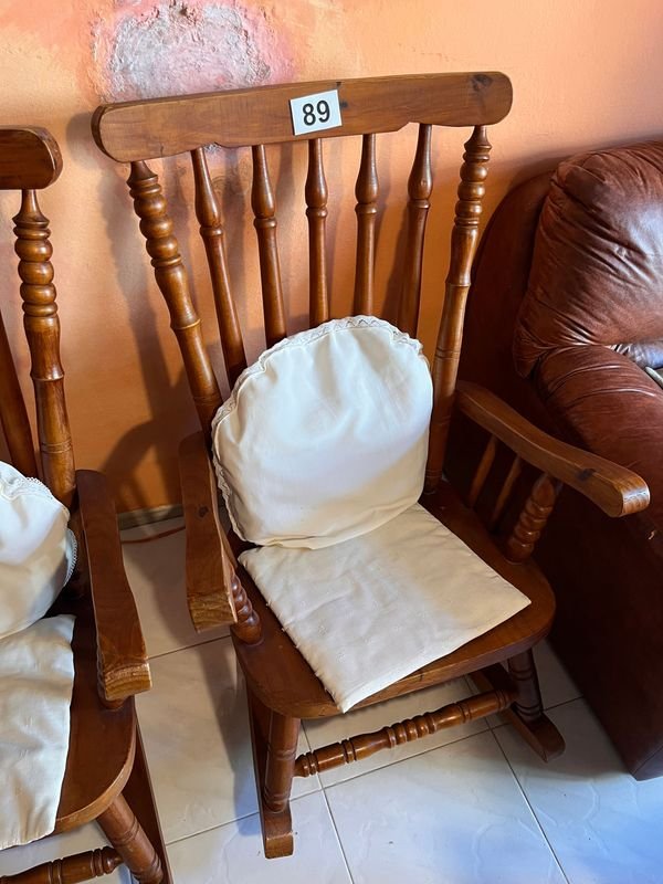 Sillas de hamaca de madera con cojines y almohadas blancos - imagen 3