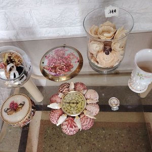 Lote de Varios Objetos Decorativos: Floreros, Relojes y Alhajero - imagen 2
