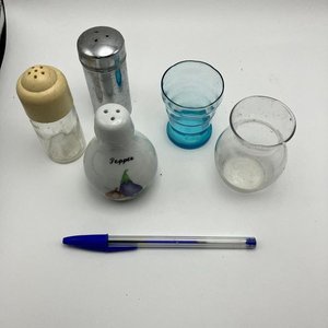 Conjunto Variado: Saleros, Pimenteros, Vaso y Mini Florero de Vidrio y Cerámica - imagen 3