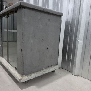 Mueble Expositivo Bajo de Madera con Puertas de Vidrio y Ruedas - imagen 9