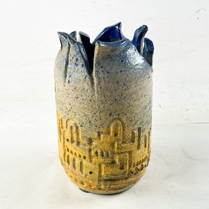 Lote anterior: Florero de Cerámica Artesanal con Borde Irregular y Detalles Arquitectónicos