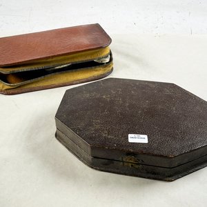 Lote anterior: Dos Estuches Antiguos de Tocador con Accesorios
