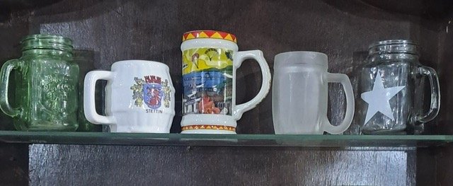 Lote siguiente: Jarras de vidrio y metal con diseños coloridos