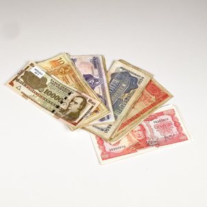 Lote anterior: Lote de Billetes Antiguos de Uruguay y Paraguay