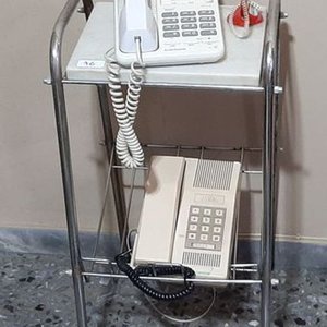 Mesa Auxiliar Cromada con Tapa de Mármol y Dos Teléfonos de Línea - imagen 1